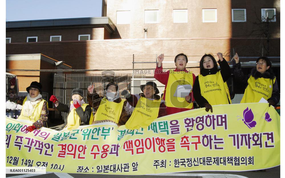 South Koreans urge Japan to apologize over 'sex slave' issue