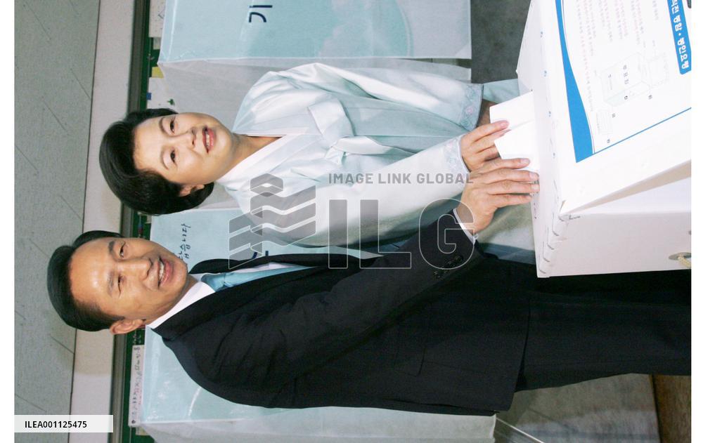 Lee Myung Bak, wife cast ballots in S. Korea presidential poll