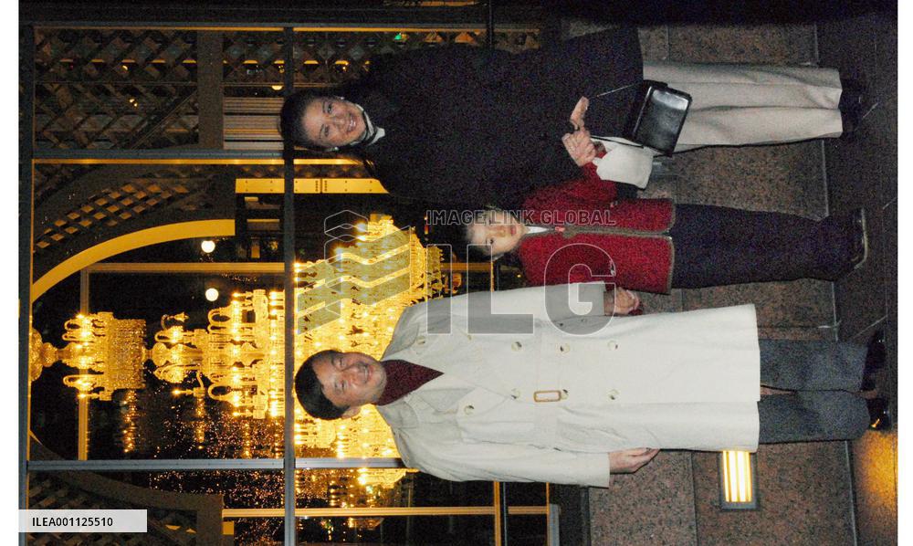 Crown prince's family enjoy Christmas illuminations