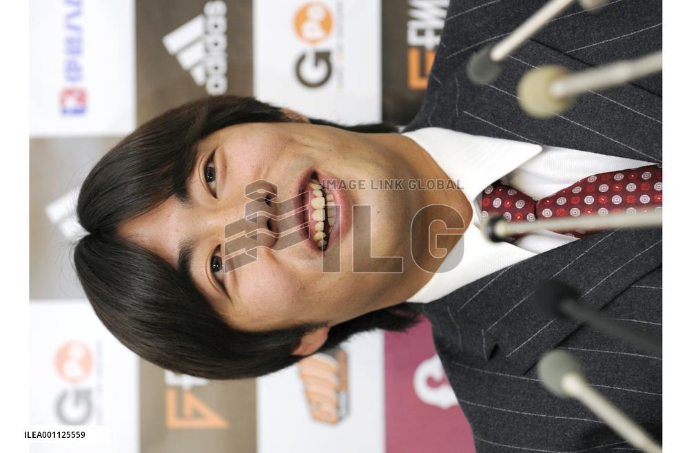 Uehara re-signs for 400 mil. yen salary