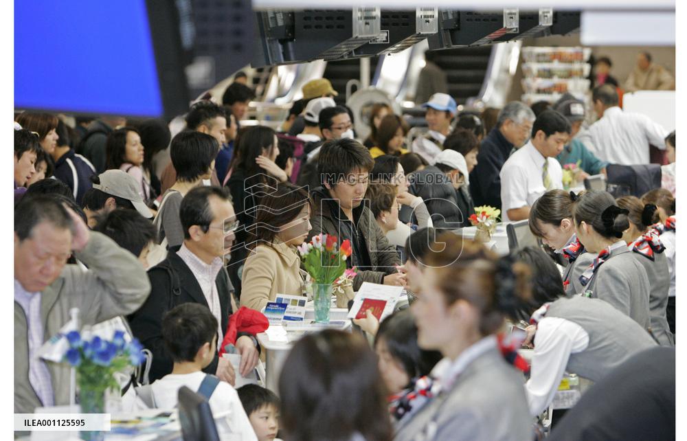 New Year holidaymakers' departure rush begins -- Narita airport