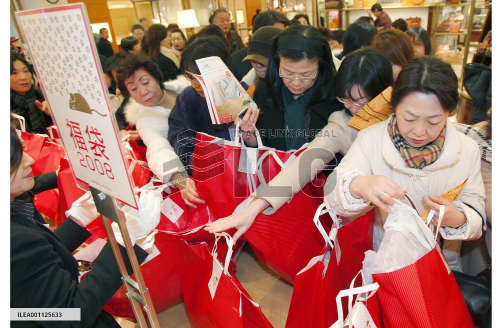 Shoppers jostle for New Year 'lucky bags' at department stores