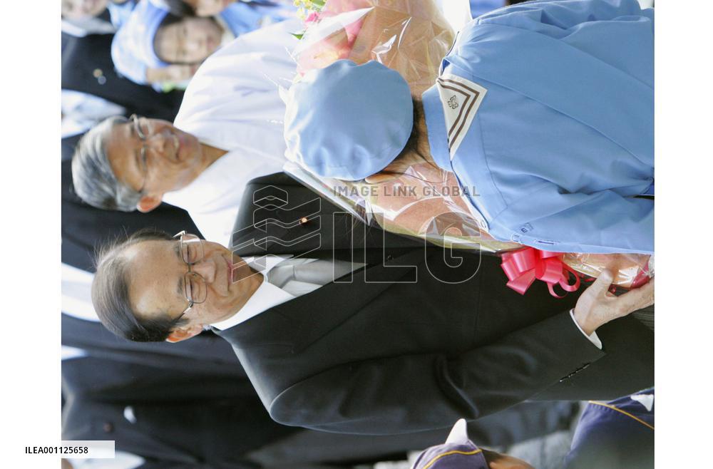 Fukuda visits Ise Jingu shrine