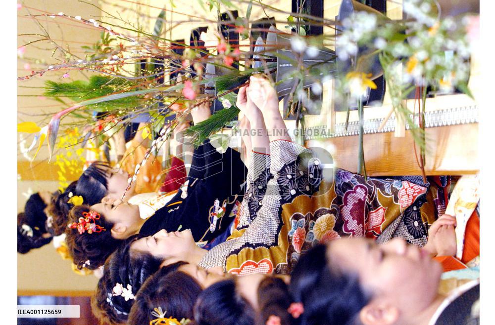 Ikenobo school holds year's first flower arrangement practice