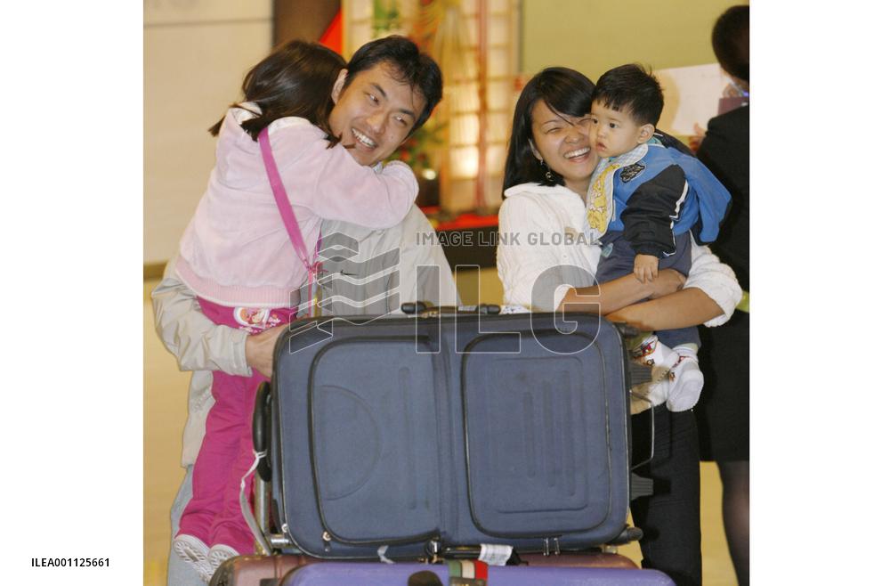 Returning holidaymakers from abroad peak at Narita airport