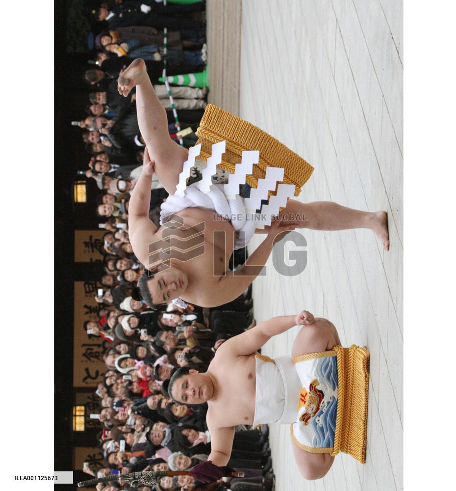 Asashoryu performs dedicatory rites at Meiji Jingu