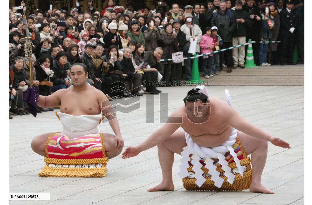 Hakuho performs dedicatory sumo rites at Meiji Jingu