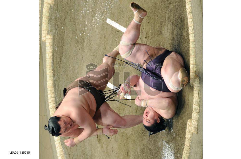 Mongolian yokozuna Hakuho beats komusubi Dejima