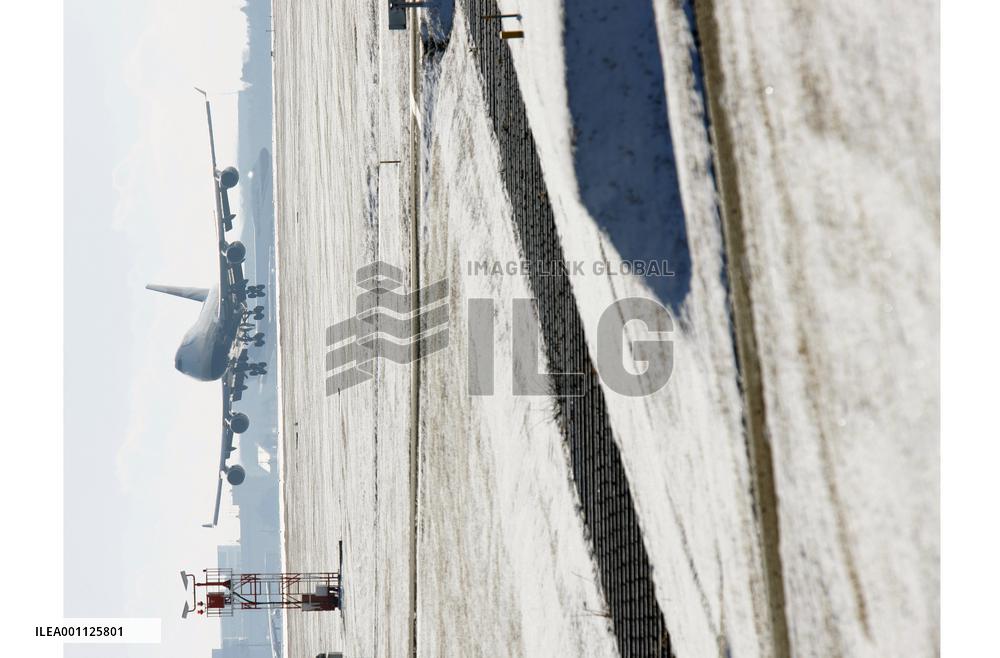 Narita runway covered by snow after 1st snowfall of the season