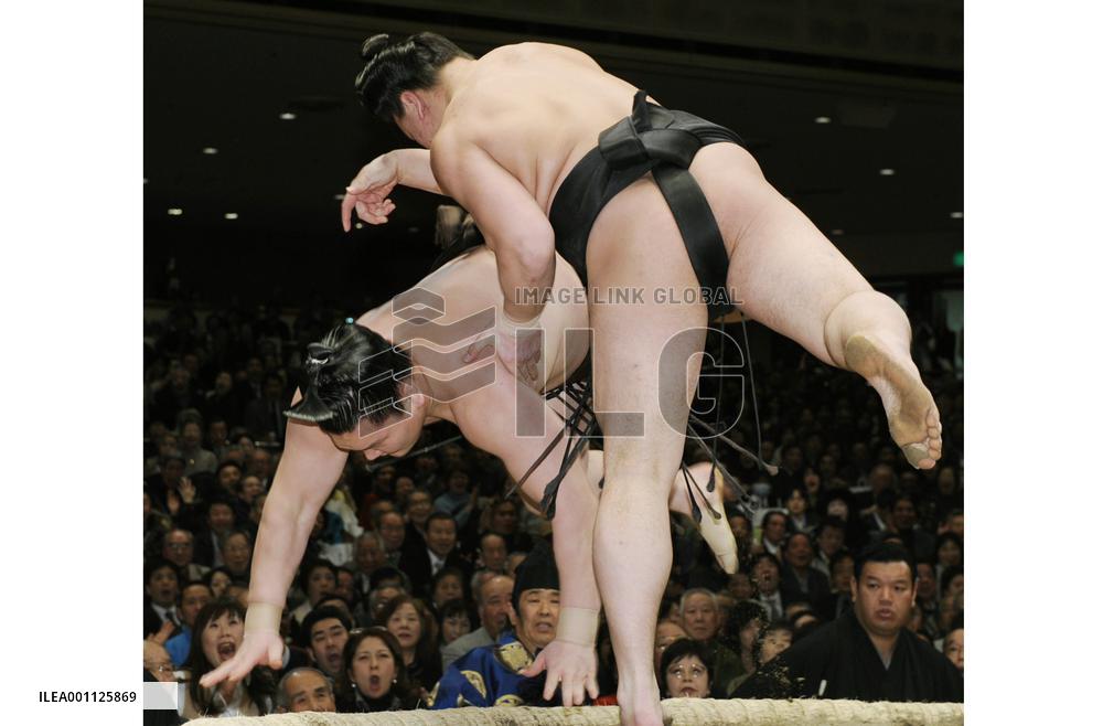 Hakuho stunned to share lead with Asa at New Year sumo