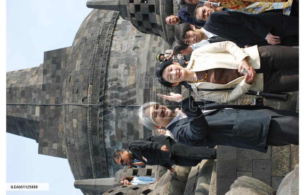 Prince Akishino, Princess Kiko visit Borobudur Temple
