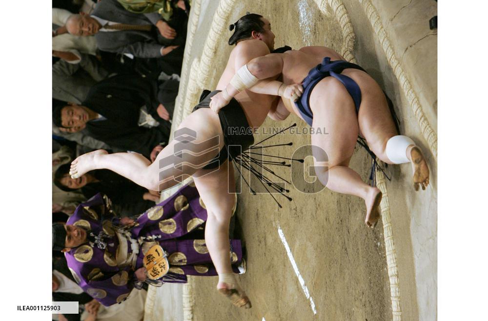 Asashoryu, Hakuho moving toward inevitable battle