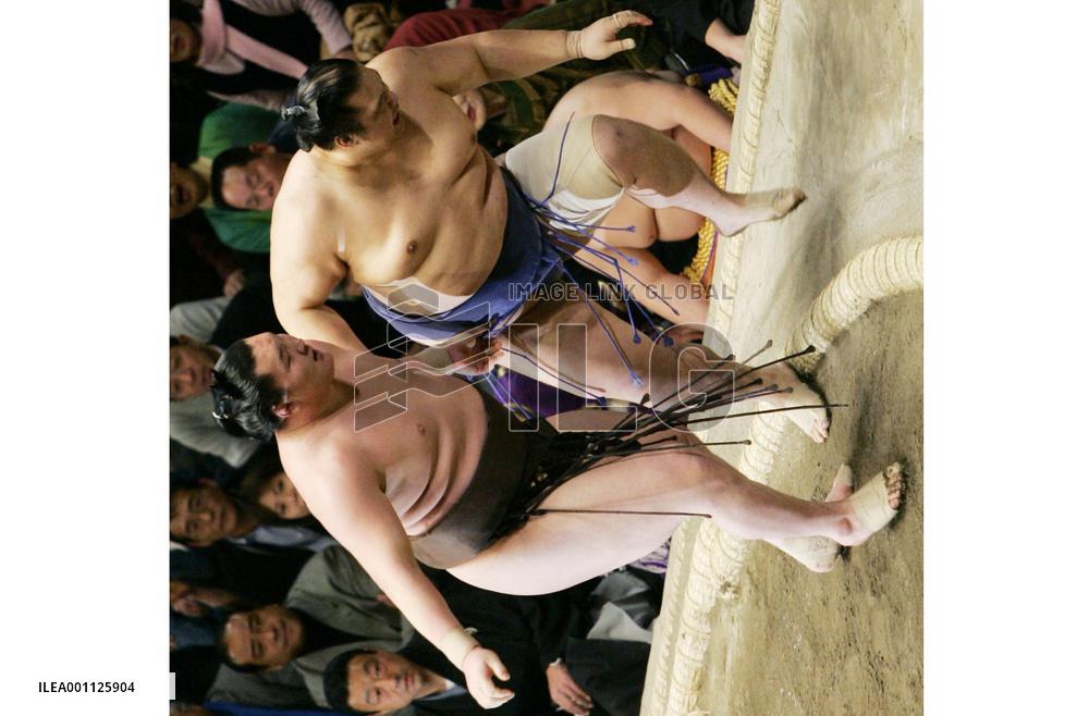Asashoryu, Hakuho moving toward inevitable battle