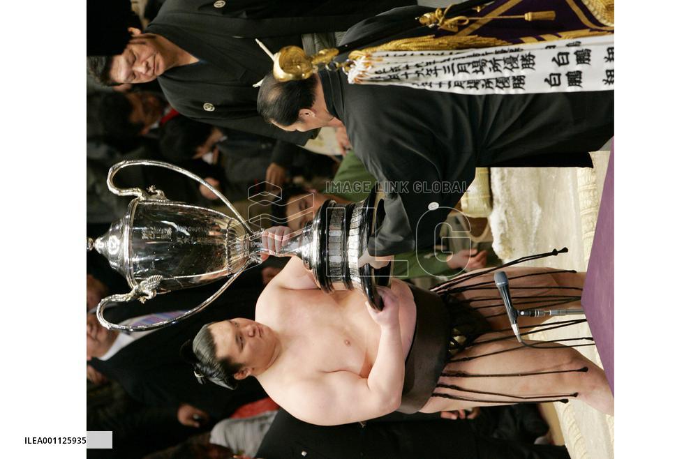 Hakuho downs Asashoryu to win New Year sumo