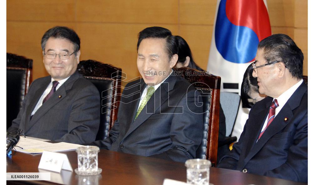 S. Korea's Lee meets with Japanese politicians' group