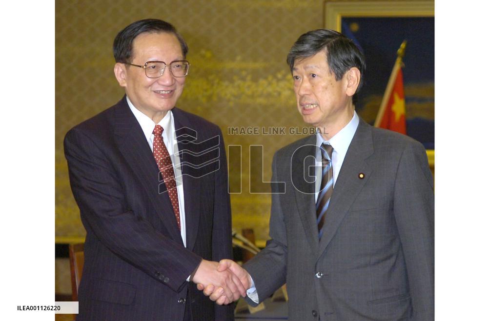 Foreign Minister Komura meets Chinese State Councillor Tang