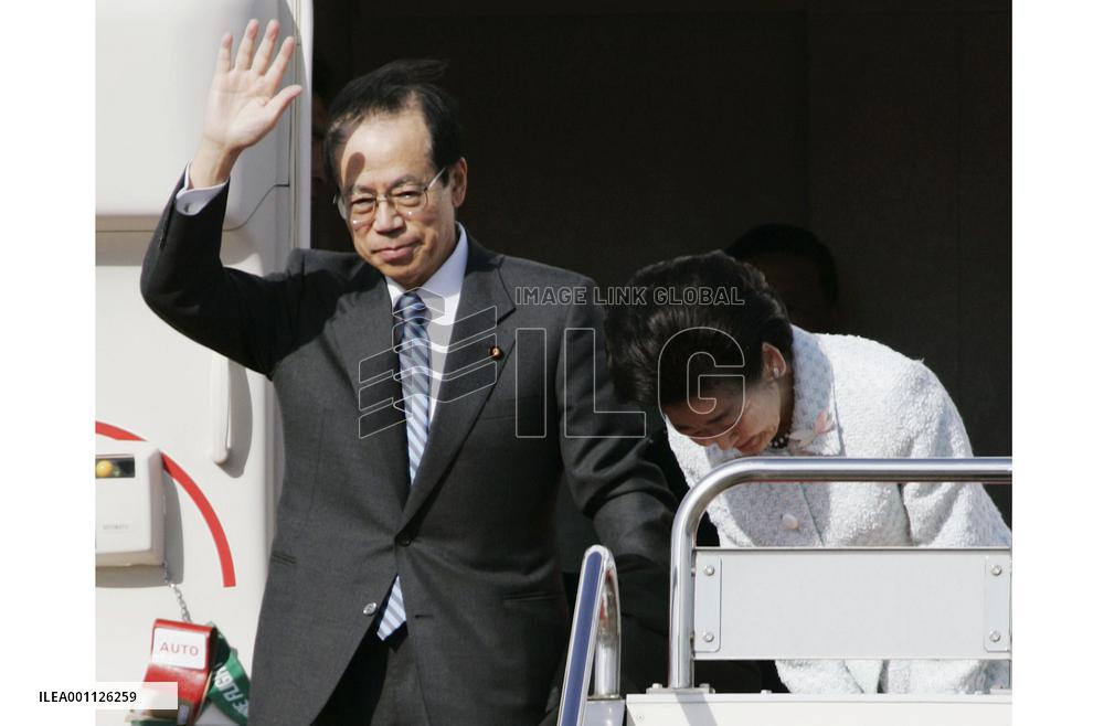 Fukuda leaves for S. Korea for Lee's presidential inauguration