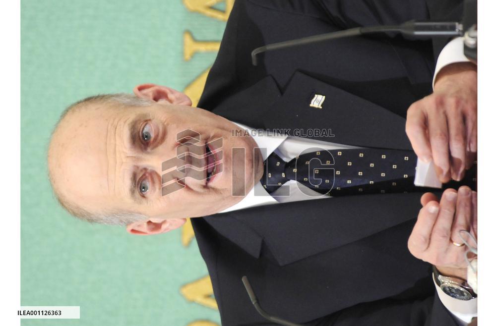 Olmert meets press in Tokyo