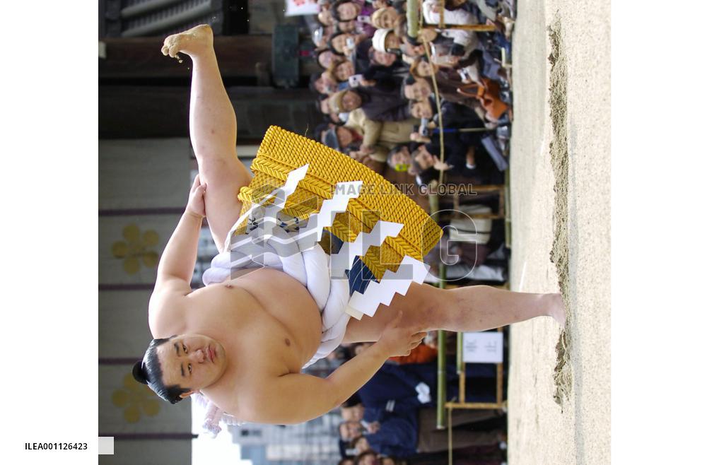 Asashoryu performs ring ritual at Osaka shrine