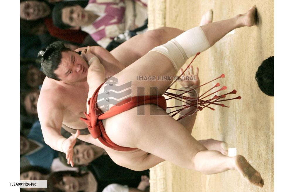 Hakuho improves to 2-0 at spring sumo