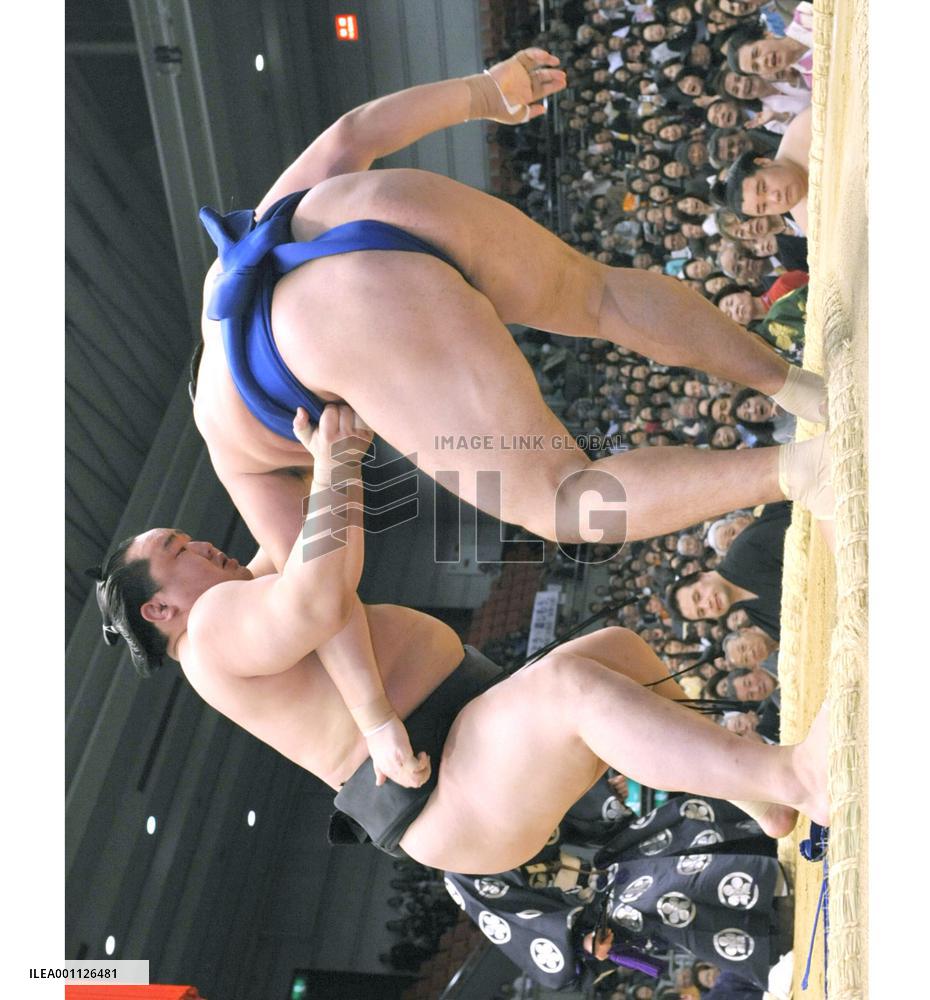 Asashoryu improves to 2-0 at spring sumo