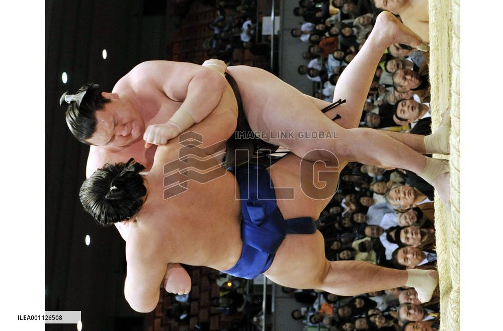 Birthday boy Hakuho stays perfect at spring sumo
