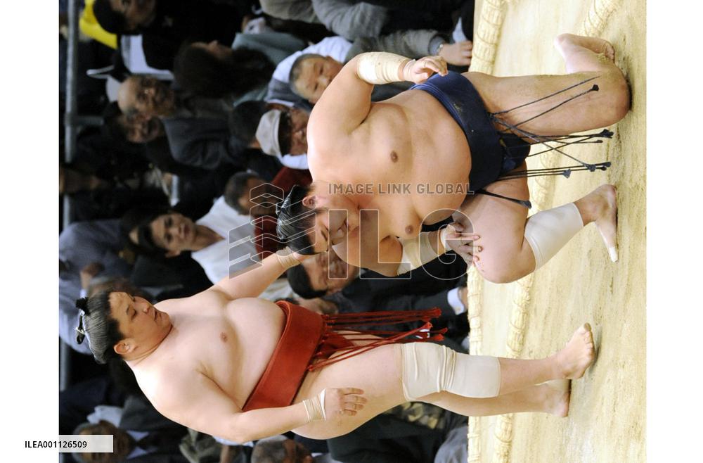 Kotomitsuki suffers third loss at spring sumo