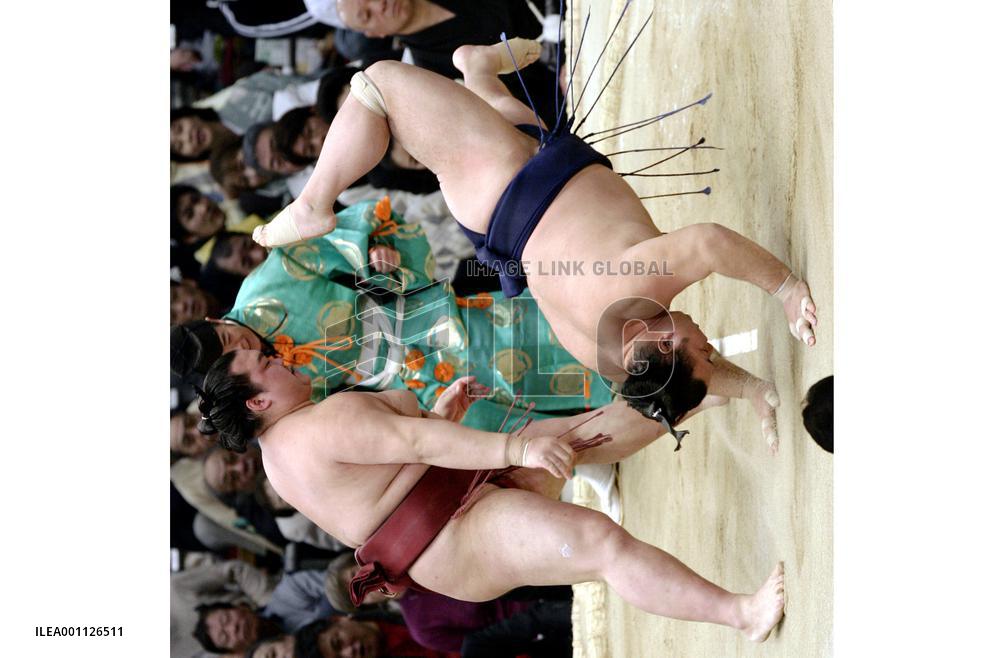 Chiyotaikai defeated by Kisenosato at spring sumo