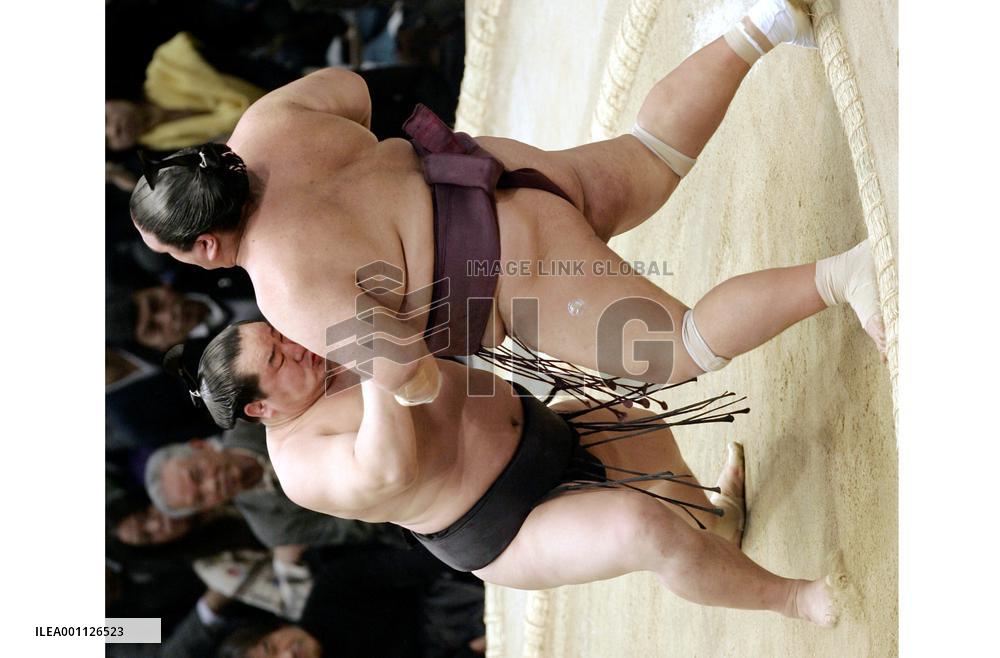 Grand champion Asashoryu improves to 4-0