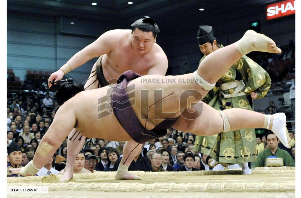 Grand champion Hakuho rebounds from defeat