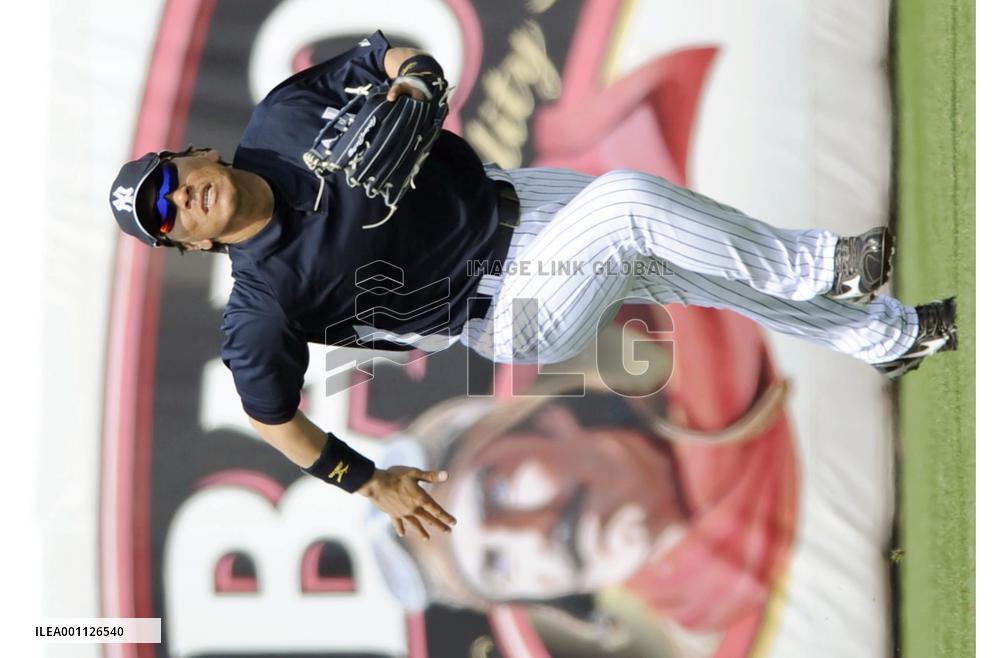 Injury-recovered H. Matsui takes to the field in preseason game