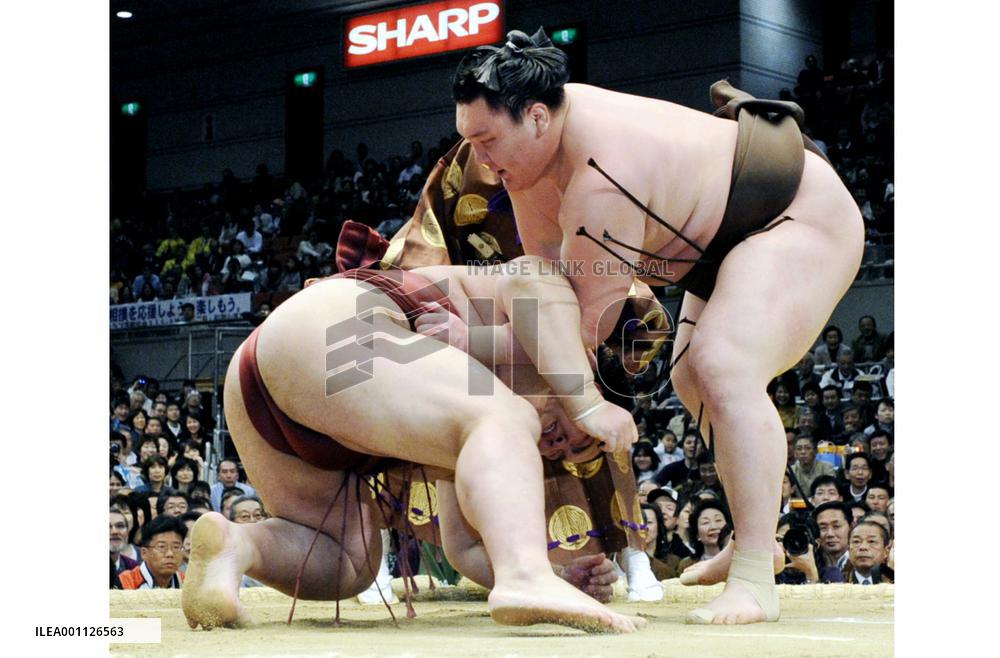 Hakuho improves to 6-1 at spring sumo