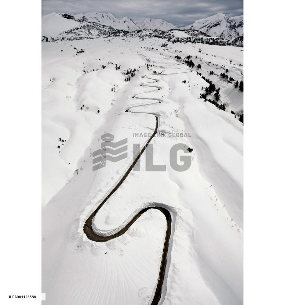 Snow removed along Tateyama-Kurobe Alpine route in Toyama