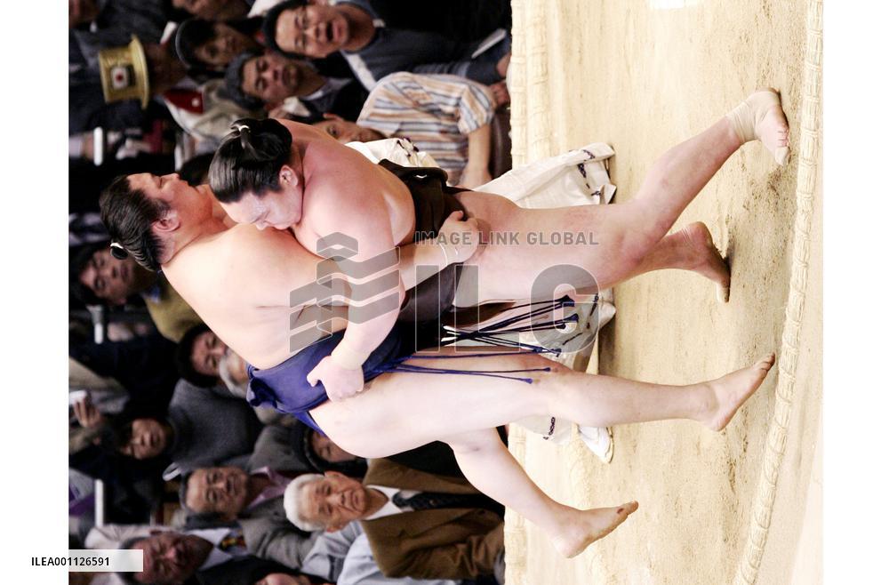 Asashoryu take solo lead, Hakuho chasing at spring sumo