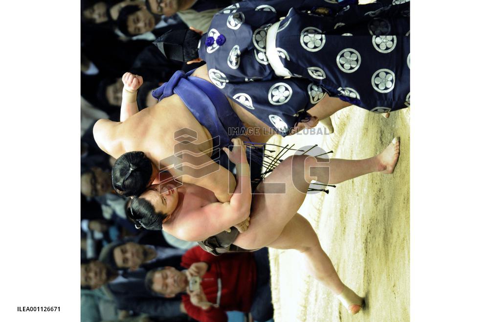 Asashoryu falls to 2nd defeat, tied with Hakuho at spring sumo