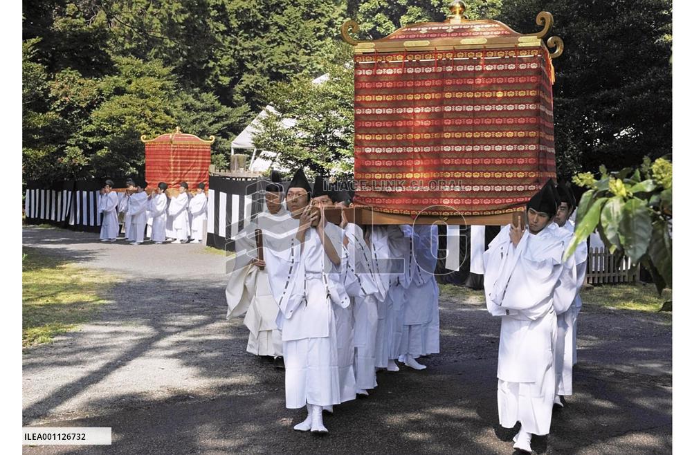 Deities restored to quake-reinforced Imperial Palace shrines