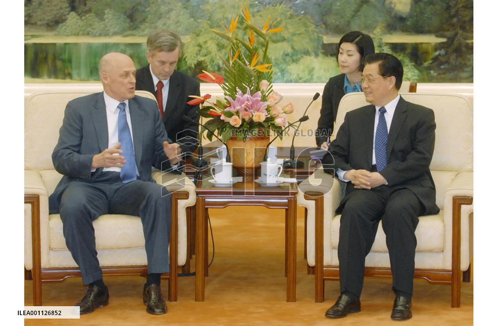 U.S. Treasury Secretary Paulson talks with Chinese President Hu