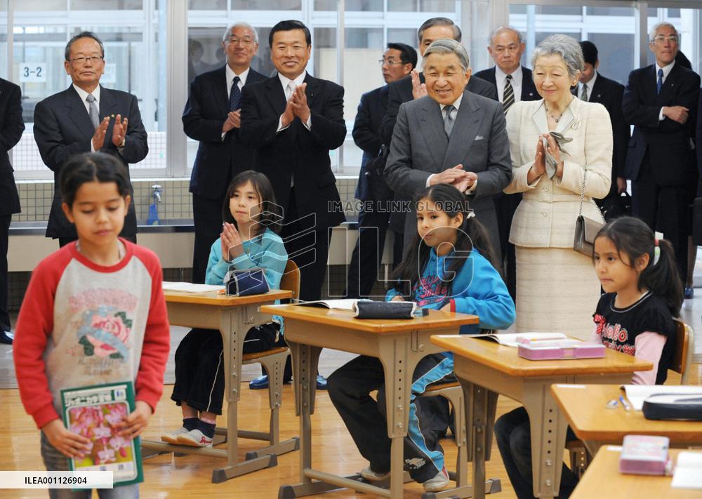 Emperor visits Japanese-Brazilian communities in Gunma Pref.