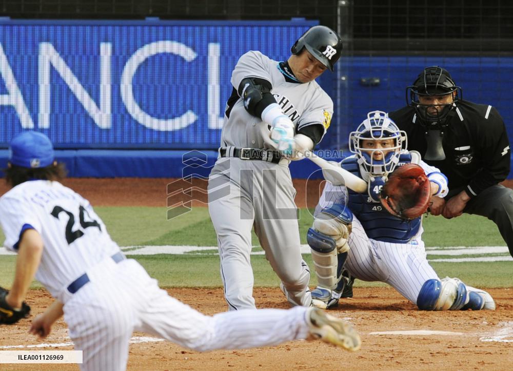 Kanemoto gets 2,000th career hit in Hanshin's victory