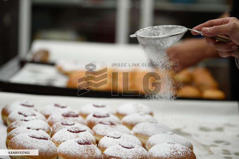 ISRAEL-KIRYAT SHMONA-HANUKKAH-DONUTS