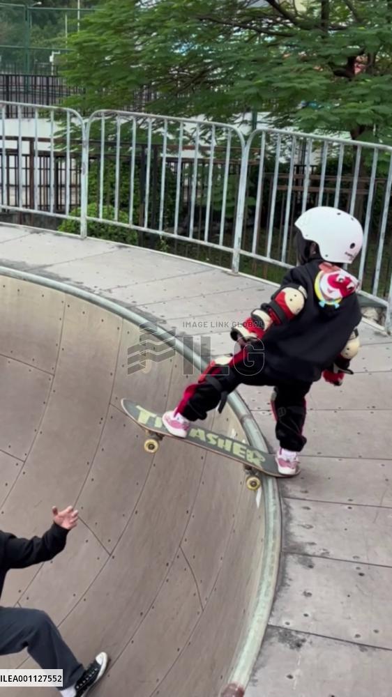 4-year-old skater girl's brave try