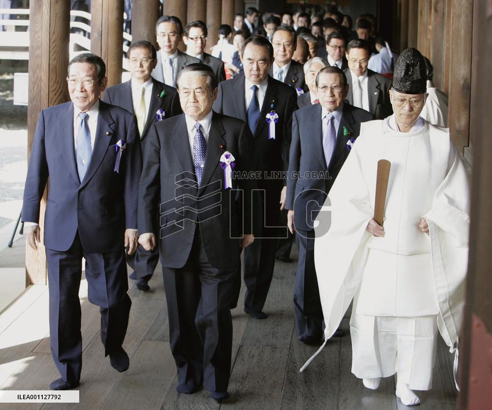 Japanese politicians visit Yasukuni to pay respects to war dead