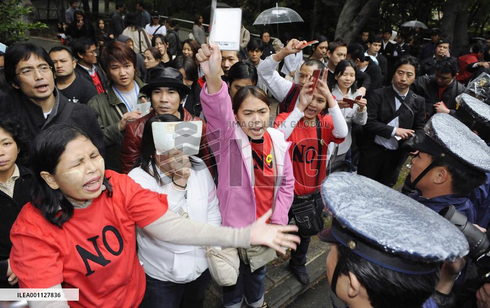 Myanmarese in Japan demand right to vote for new Constitution