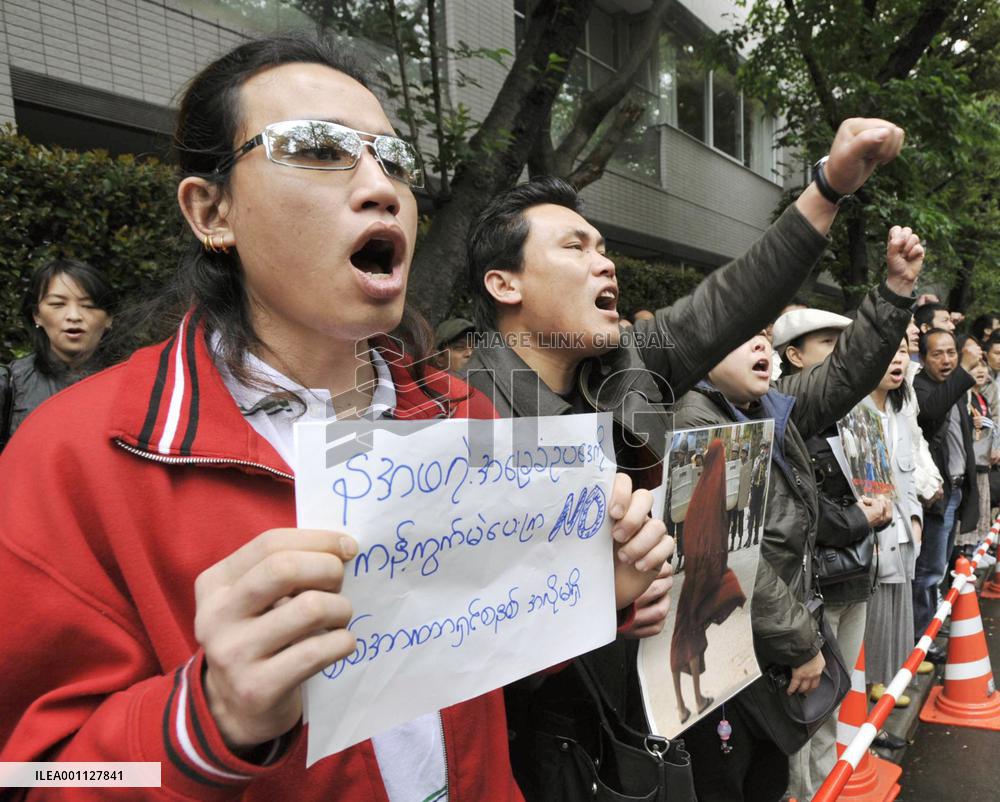 Myanmarese protest at Myanmar Embassy in Tokyo for 2nd day