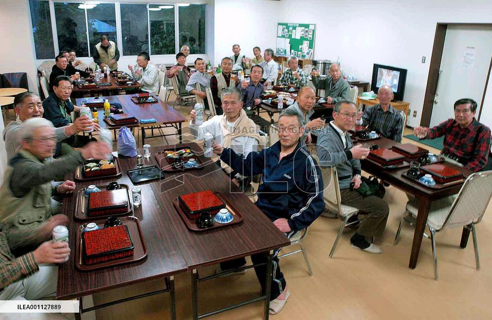 Youth hostels now popular with gray-hair travelers