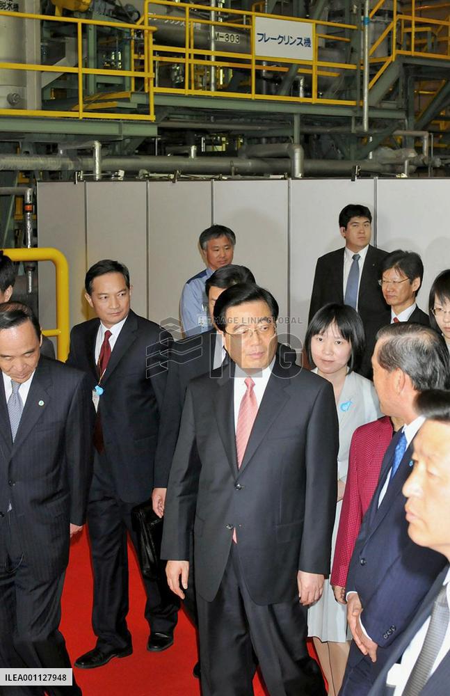 Chinese President Hu visits recycling plant in Kawasaki