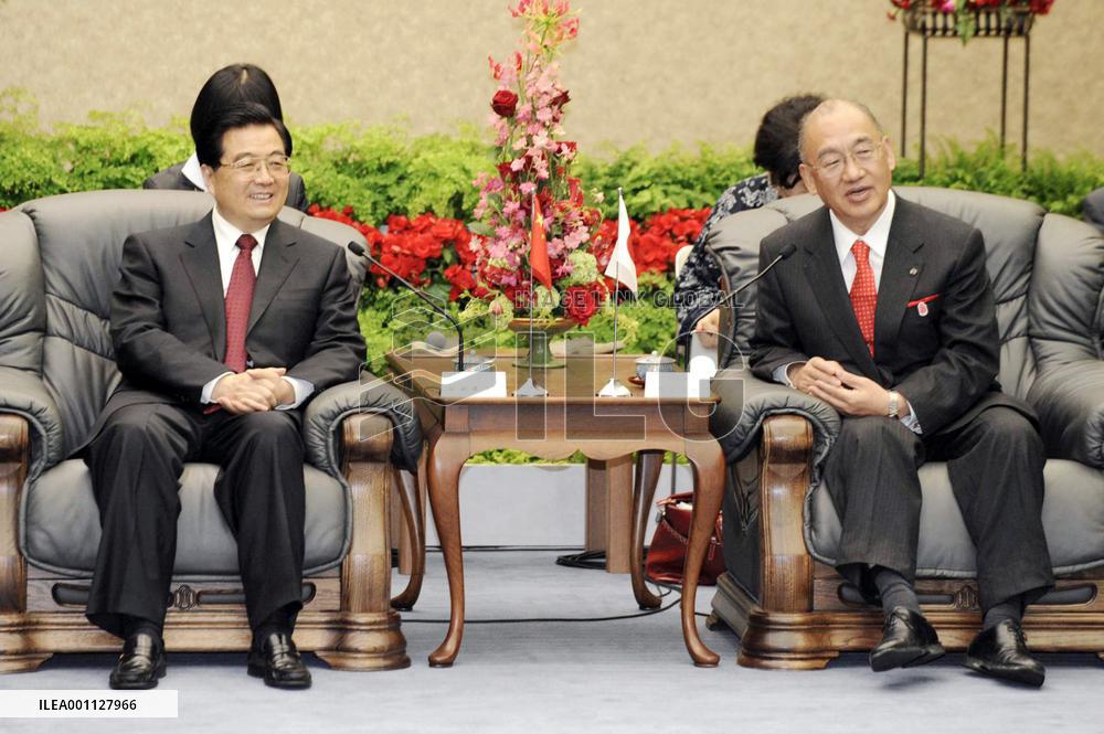 China's Hu visits Nara on last leg of official visit to Japan
