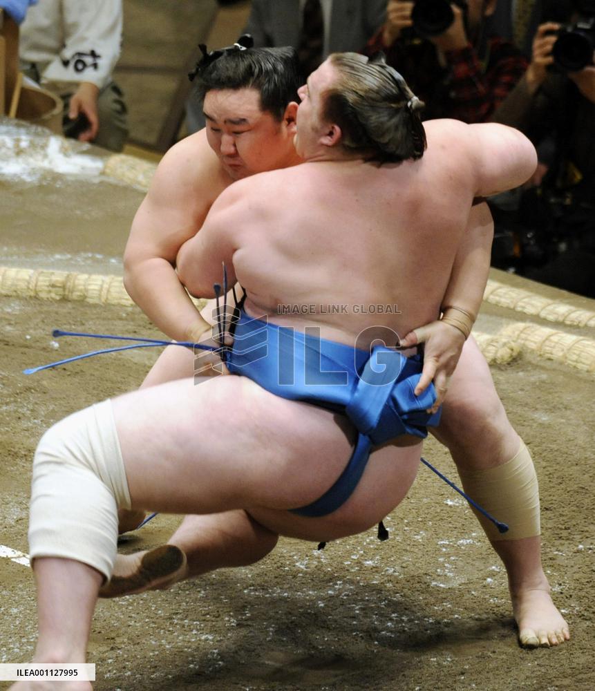 Asa roars back at summer sumo