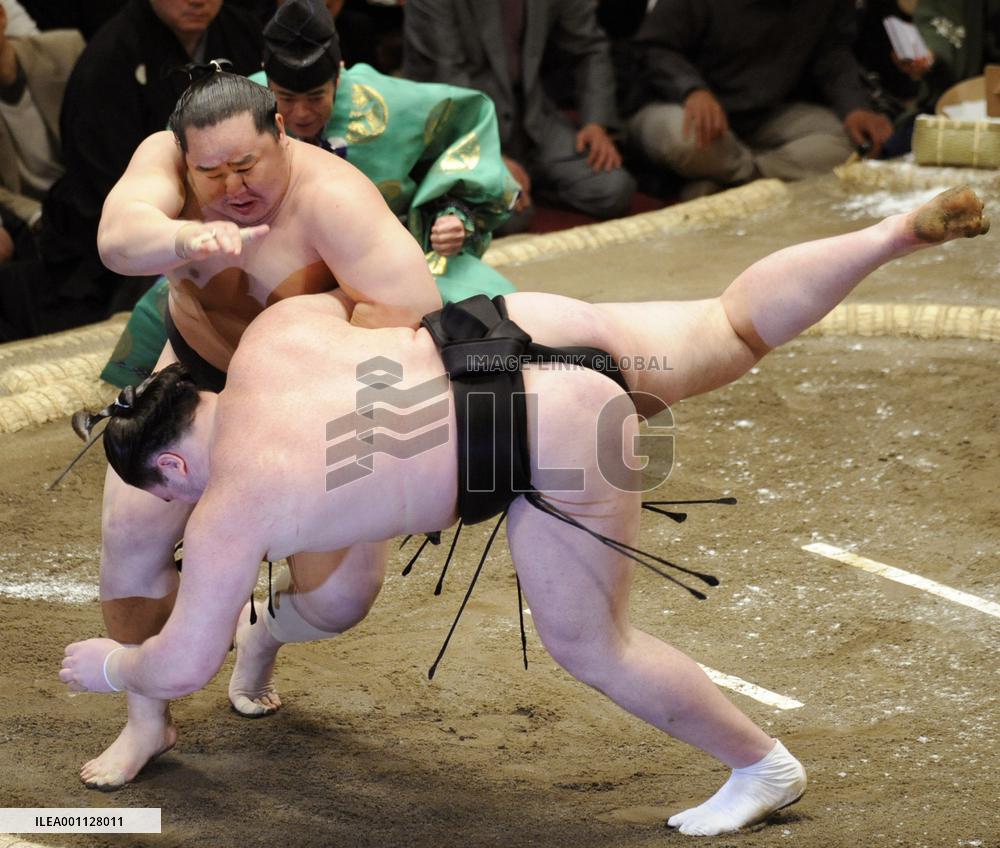 Asashoryu still chasing, Hakuho in front at summer sumo