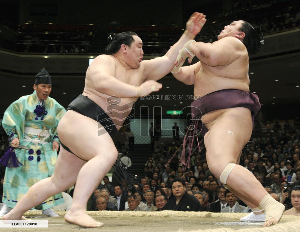 Asashoryu stays hot on trail of Hakuho at summer sumo